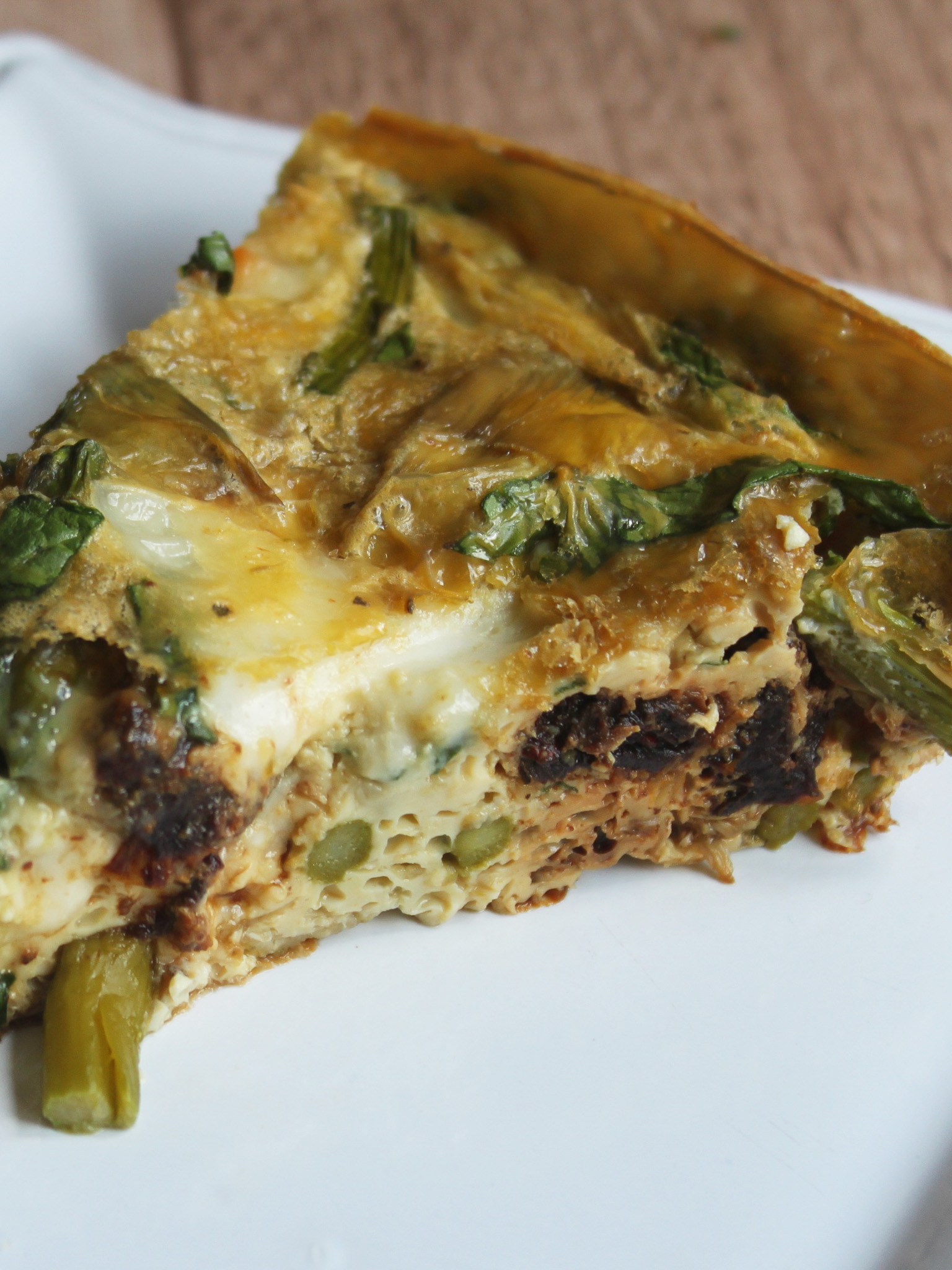 Quiche with asparagus, spinach, artichoke and sun-dried tomatoes